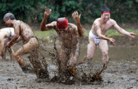 日本千叶“泥浆节” 玩得就是心跳